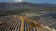 Avrupanın en büyük iki yüzeyli güneş paneli tesisini Yunanistan açtı