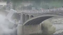 Pakistan’da meydana gelen selde köprü yıkıldı